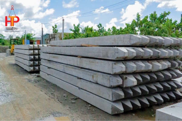 Sử dụng móc cẩu để di chuyển cọt bê tông cốt thép dễ dàng