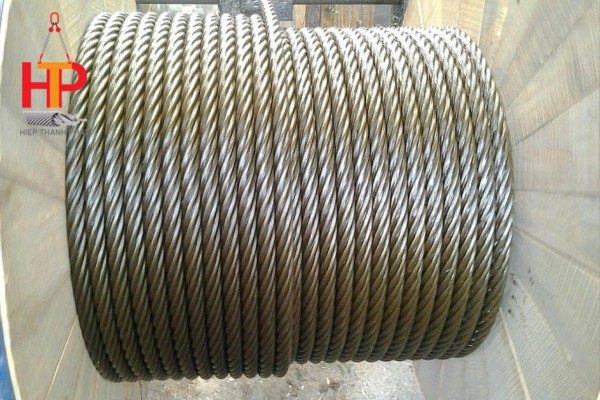 Tháo đoạn cây cáp thép mới ra khỏi cuộn trước khi nối